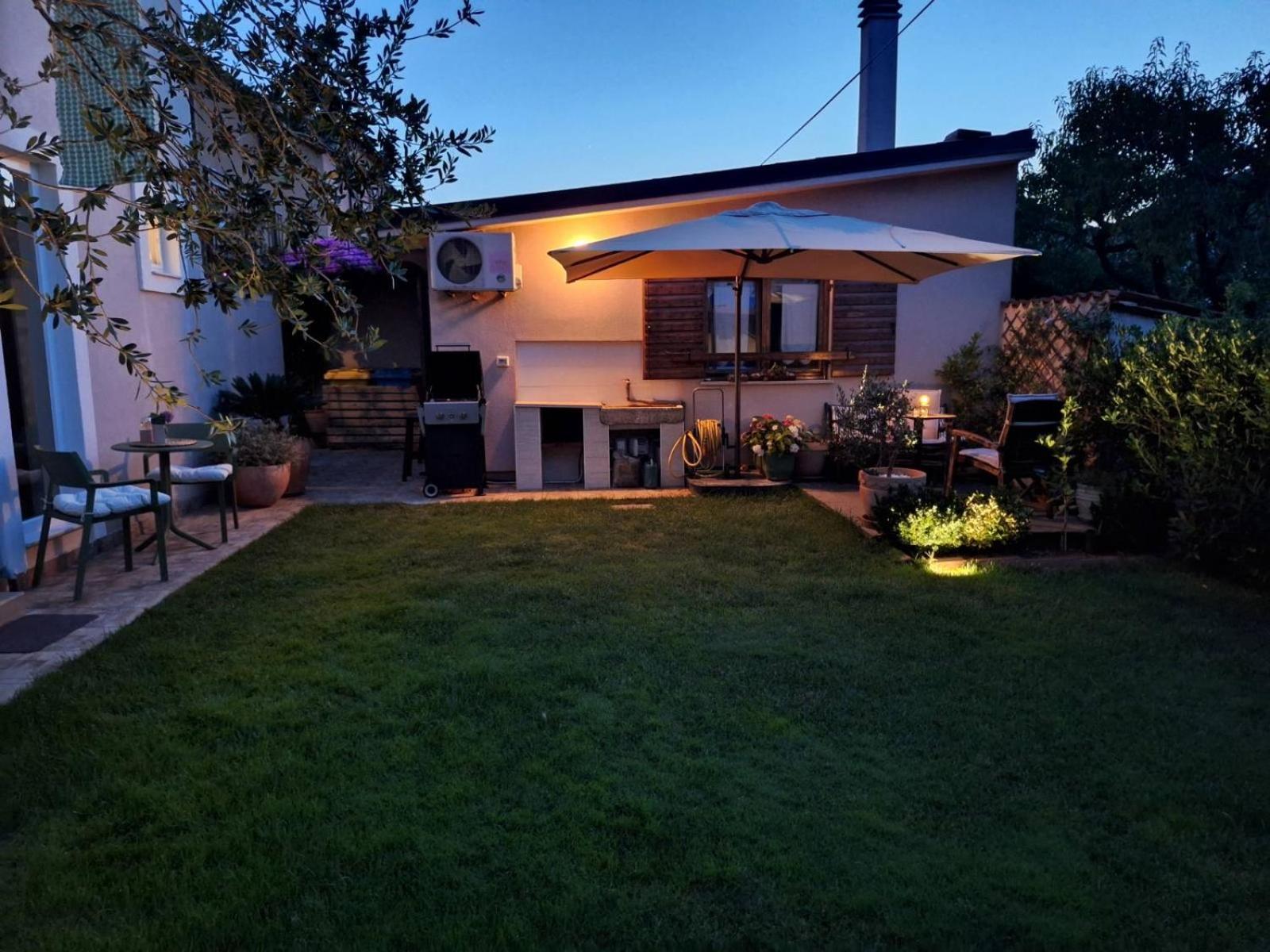 Studio Apartman Lilly With Private Parking In The Yard Of The House PUY 외부 사진